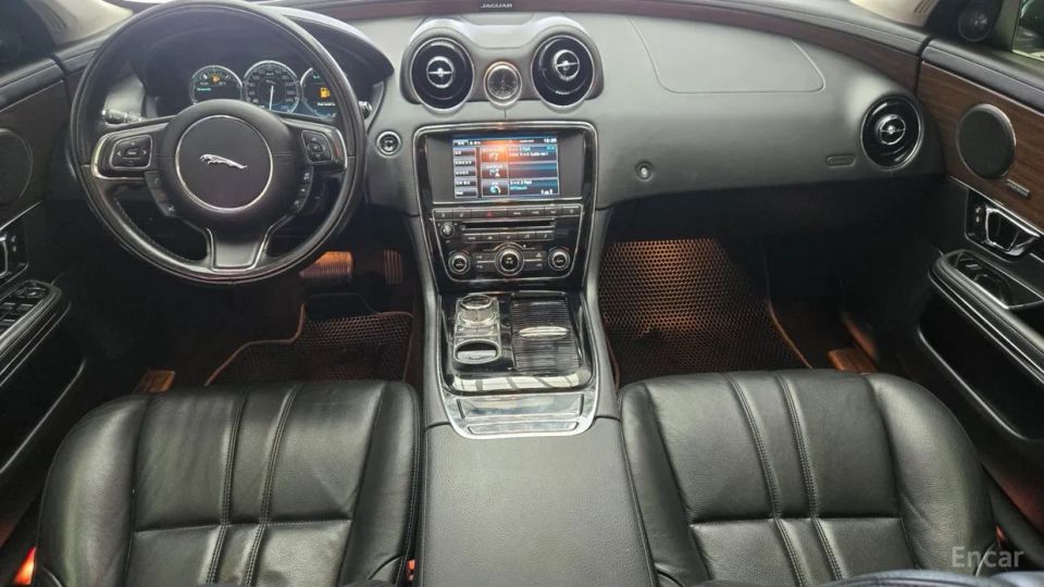 Jaguar XJ
