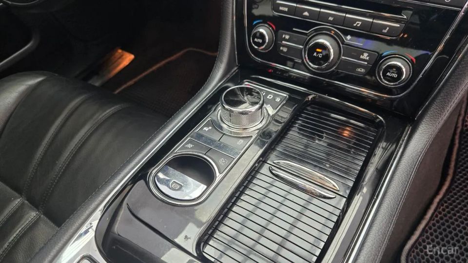 Jaguar XJ