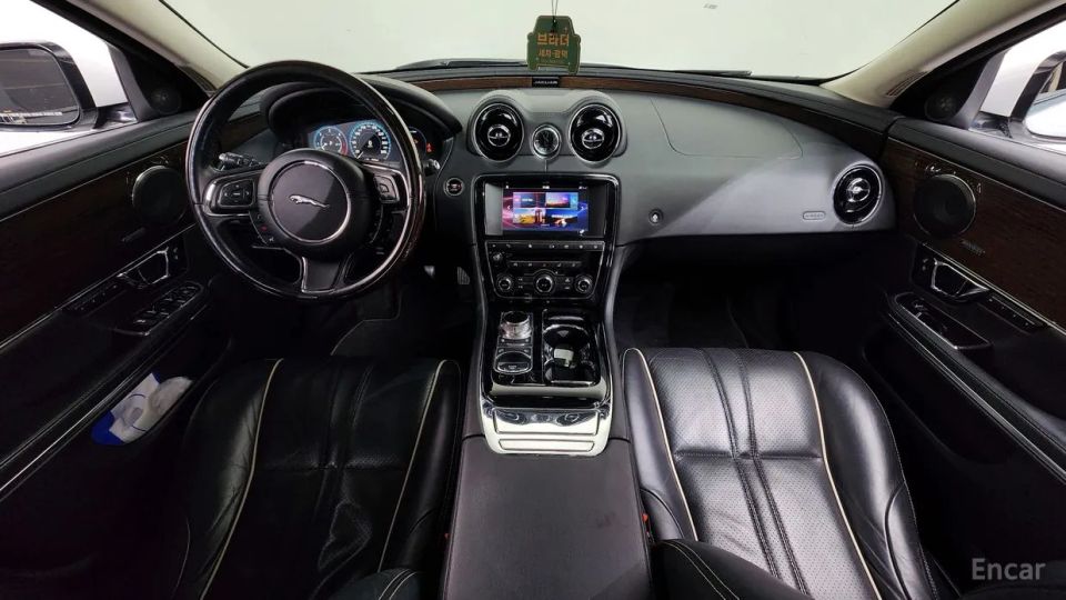 Jaguar XJ