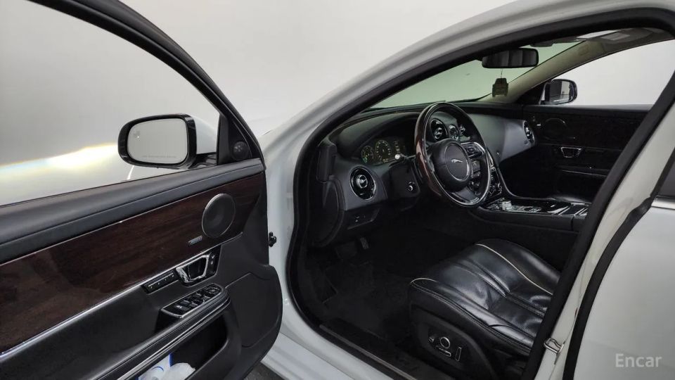 Jaguar XJ