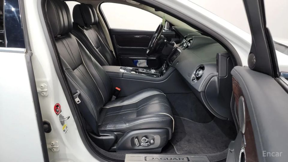 Jaguar XJ