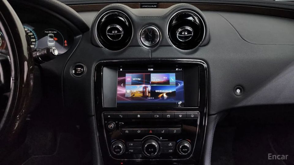 Jaguar XJ