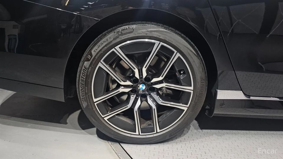 BMW i7