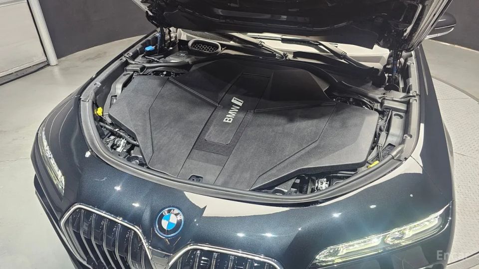 BMW i7