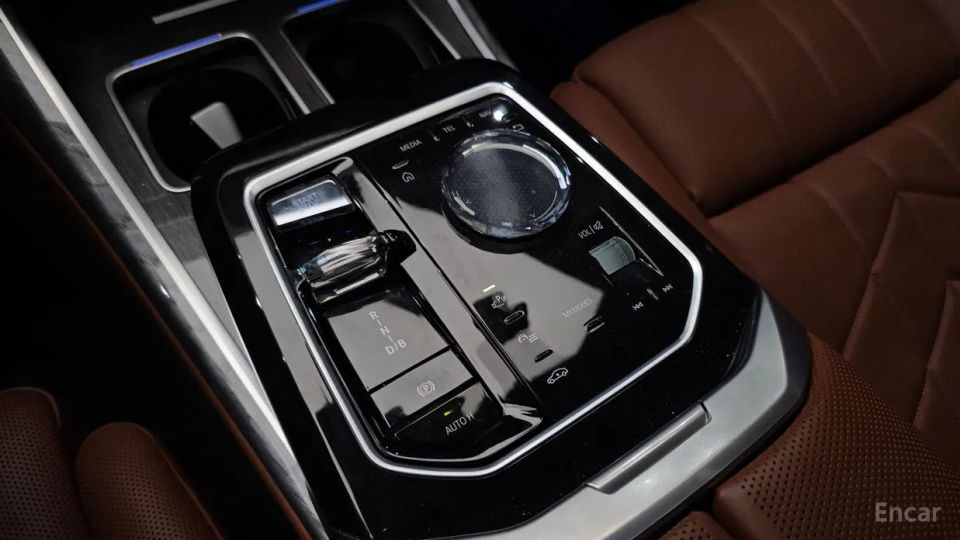 BMW i7