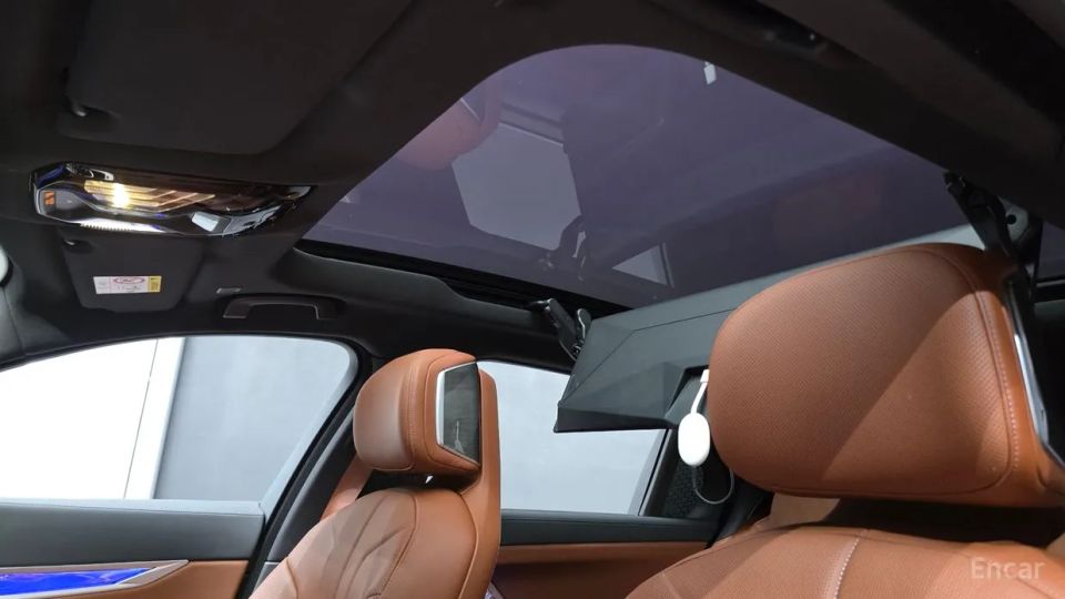 BMW i7