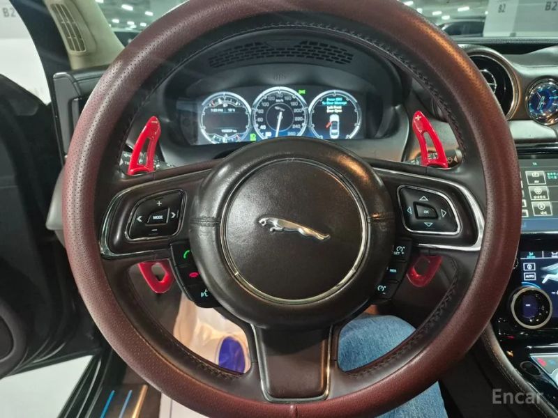 Jaguar XJ