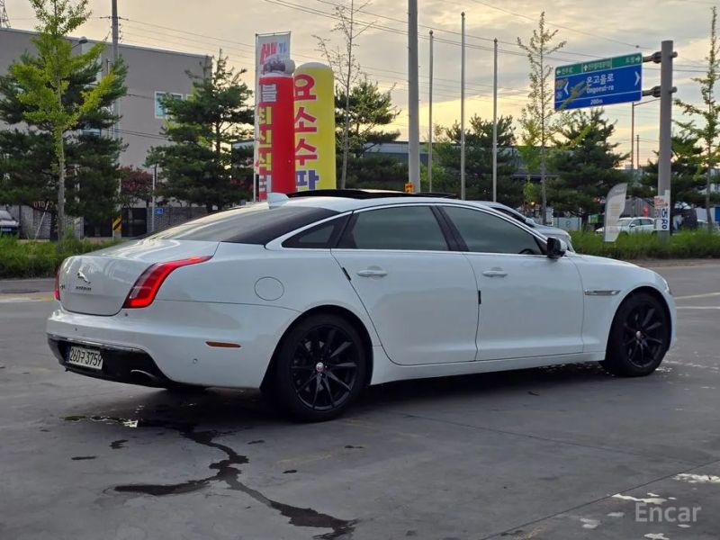 Jaguar XJ