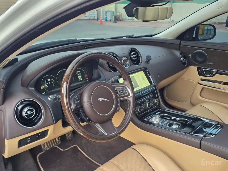 Jaguar XJ
