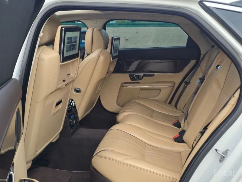 Jaguar XJ