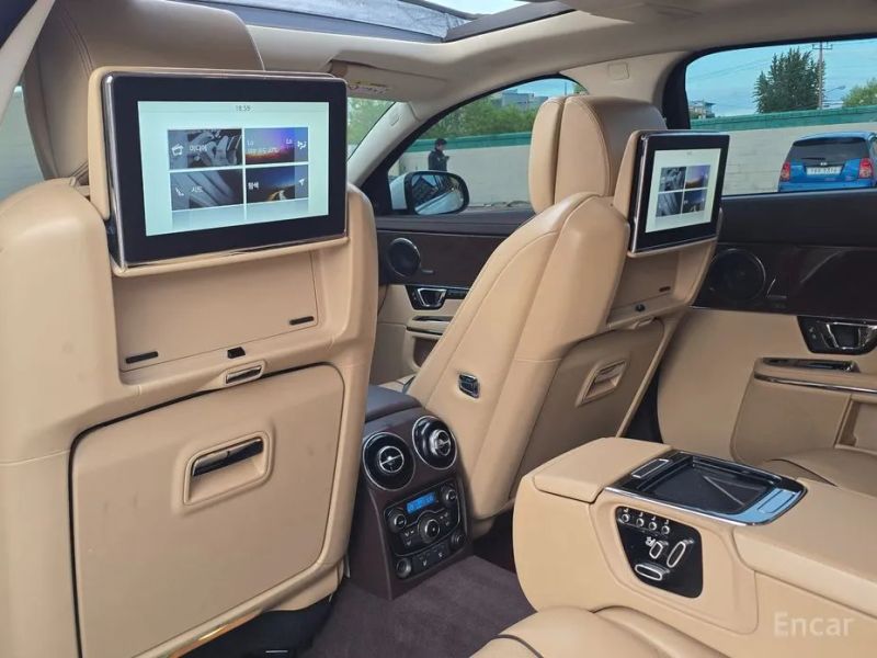 Jaguar XJ