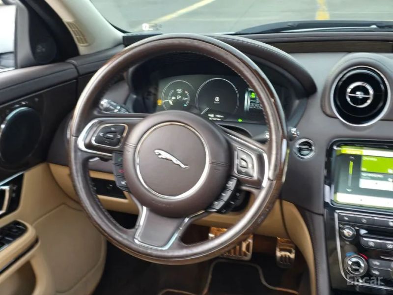 Jaguar XJ