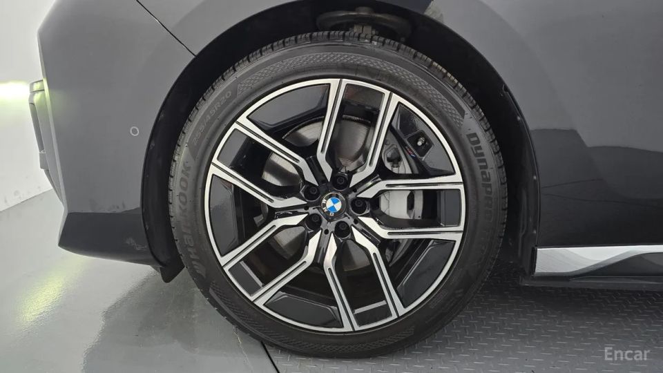 BMW i7