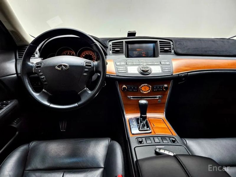 Infiniti M