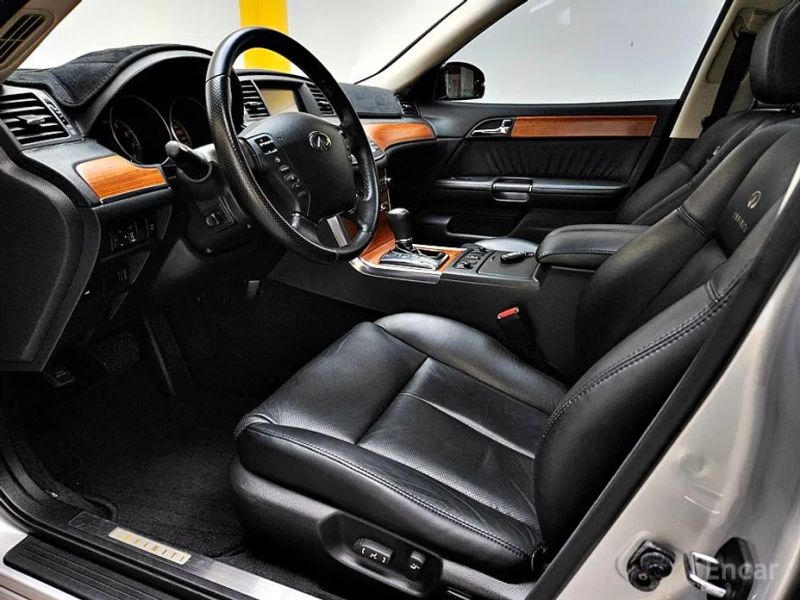 Infiniti M