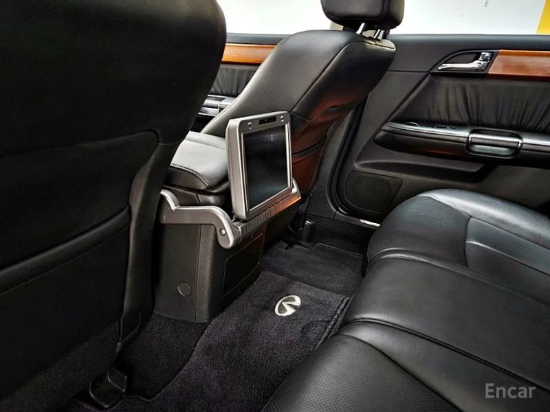 Infiniti M