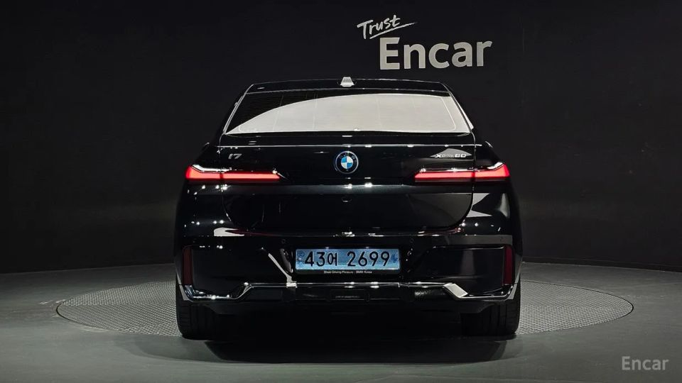 BMW i7