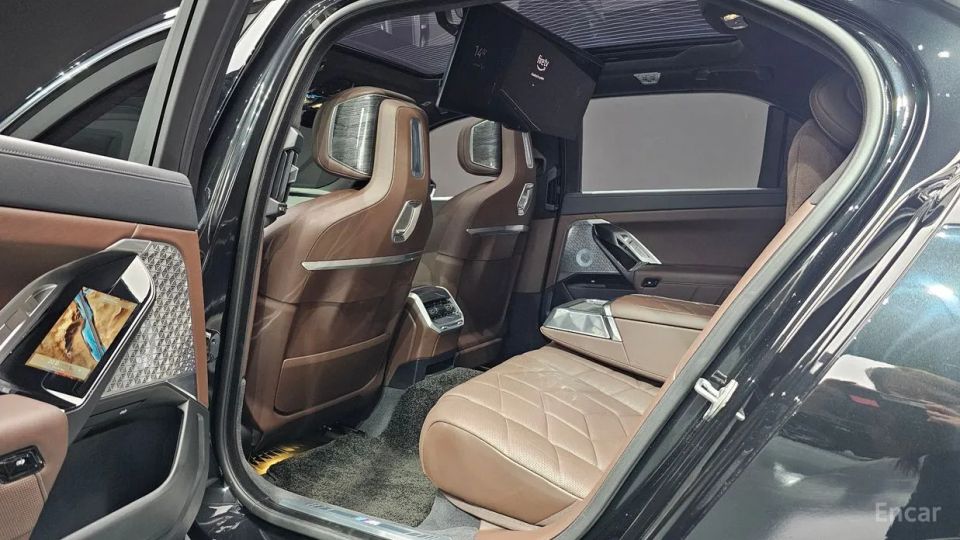 BMW i7