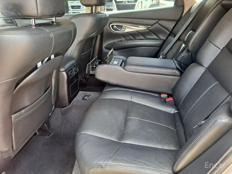 Infiniti M