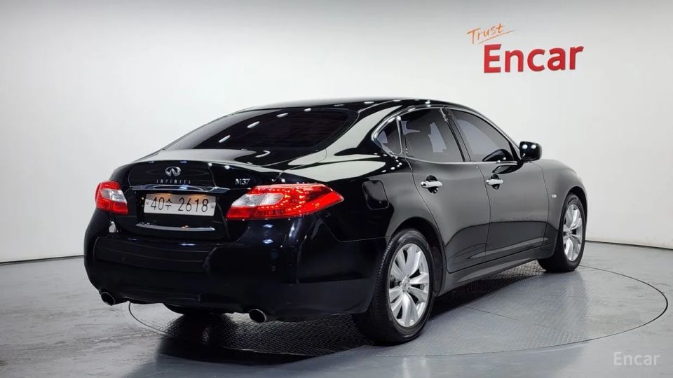 Infiniti M