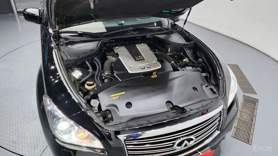 Infiniti M