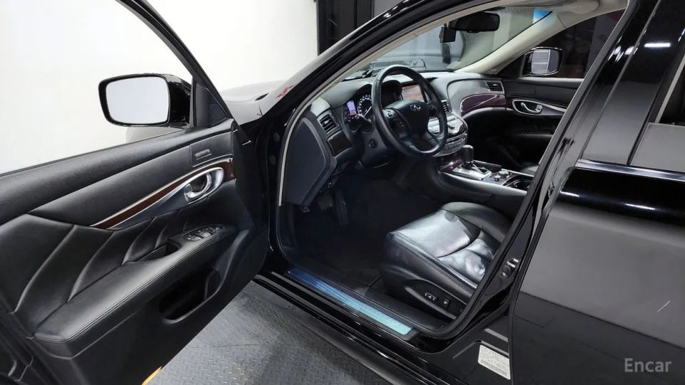 Infiniti M