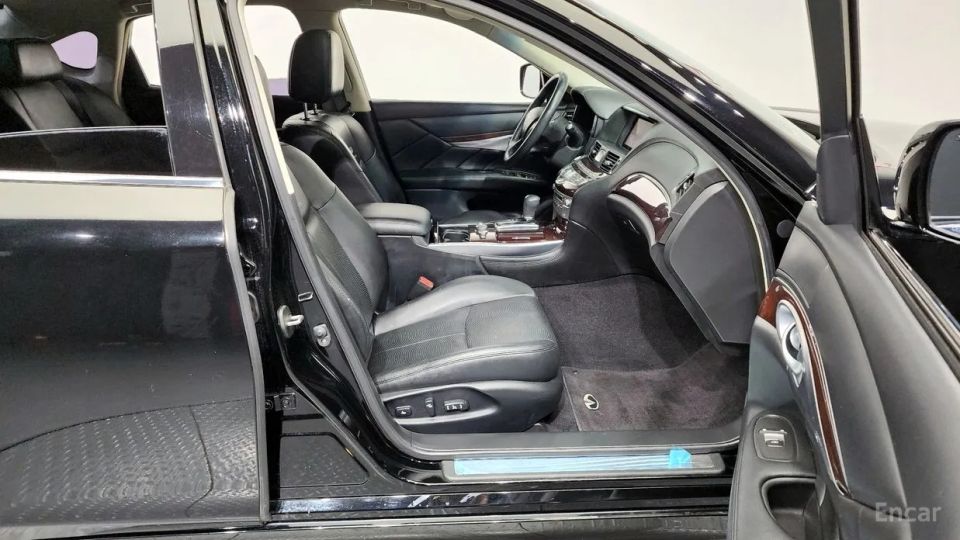 Infiniti M
