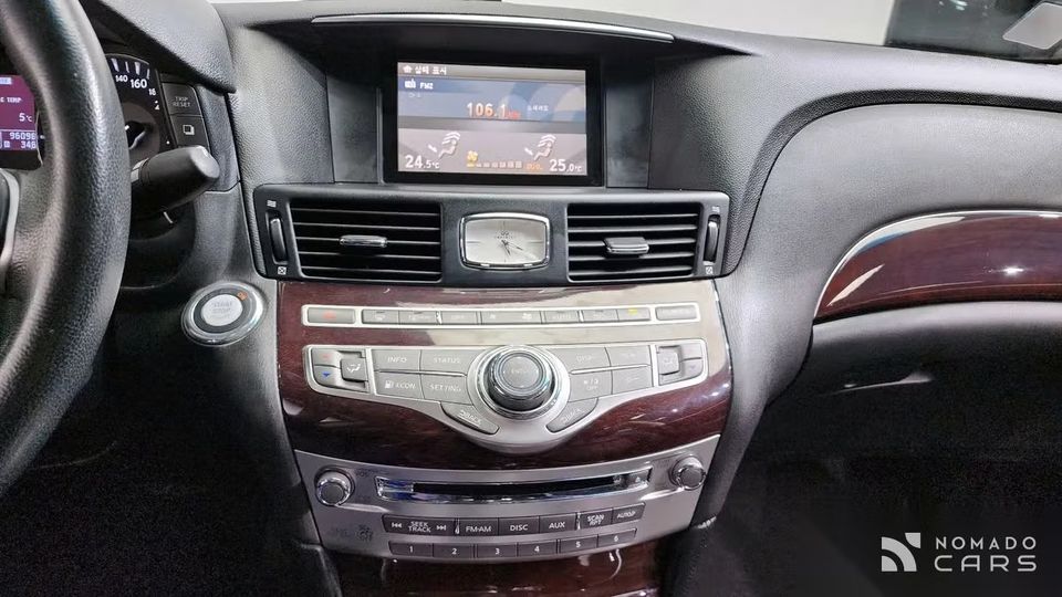 Infiniti M