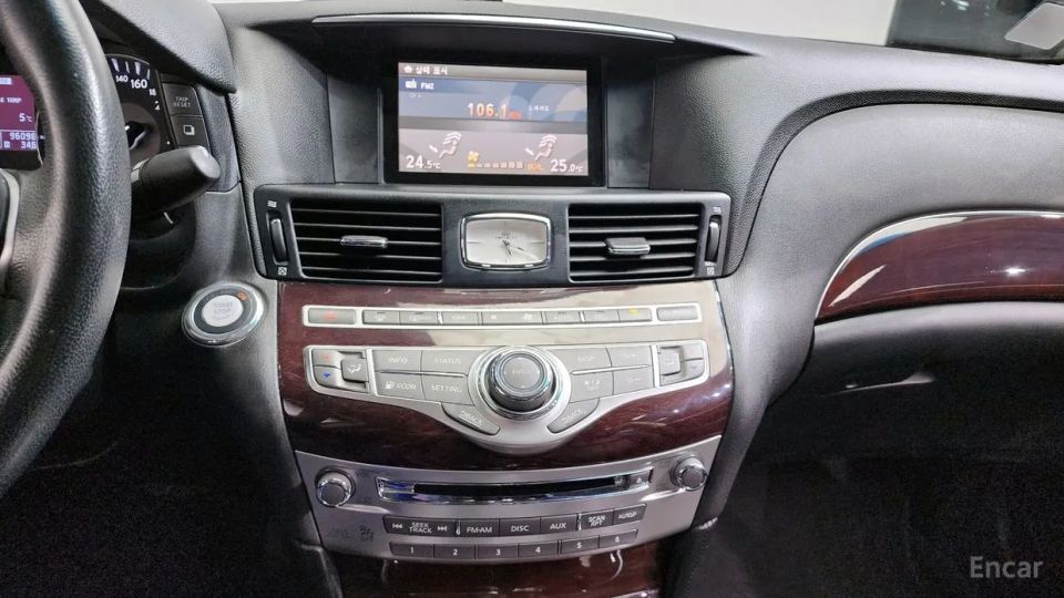 Infiniti M