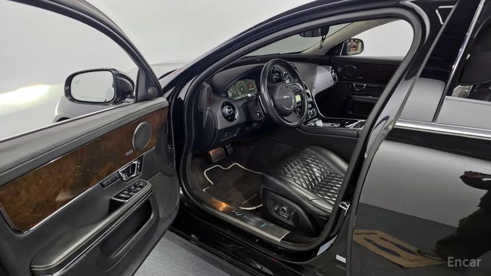 Jaguar XJ