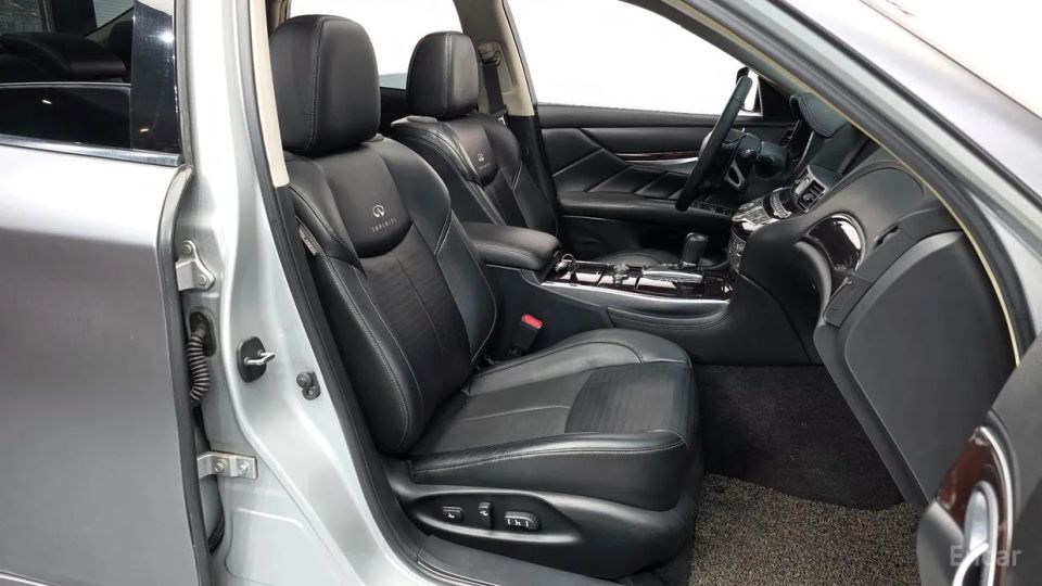 Infiniti M