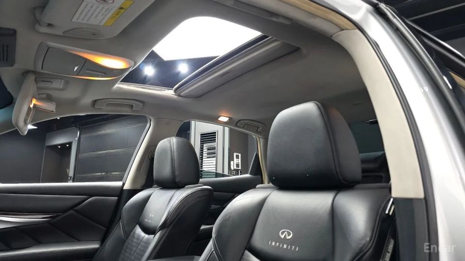 Infiniti M