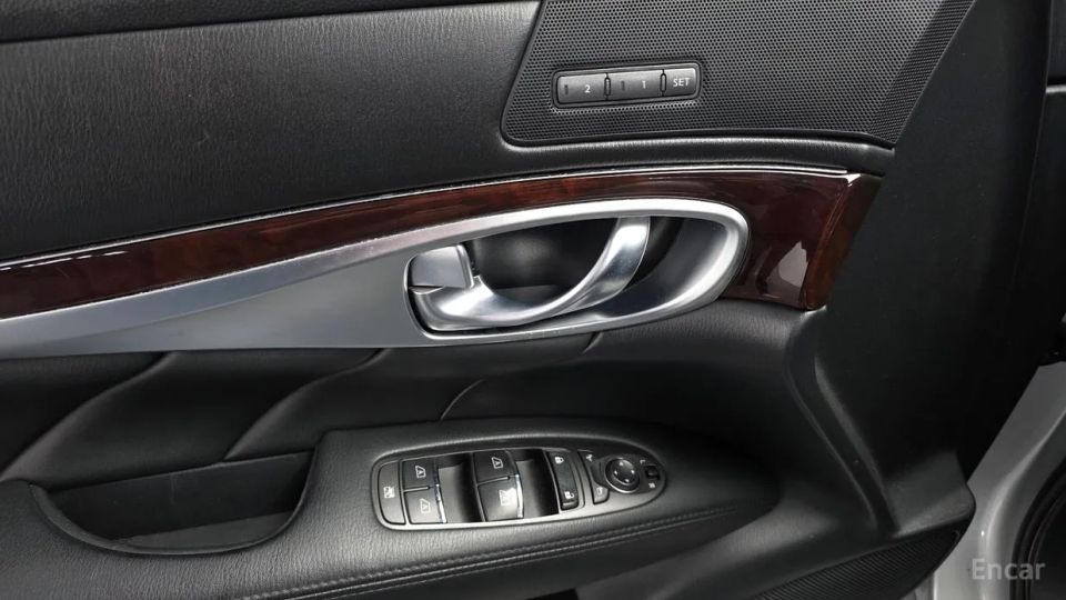 Infiniti M