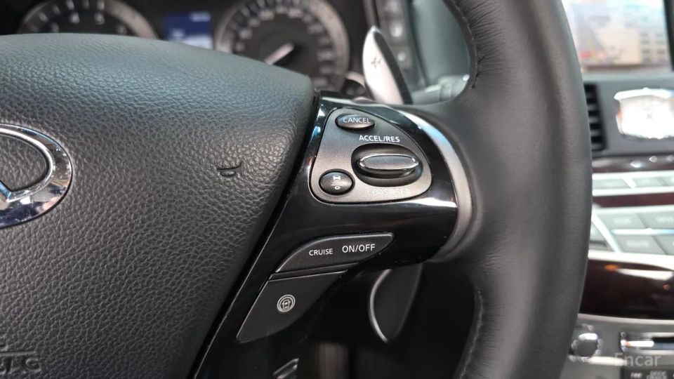 Infiniti M