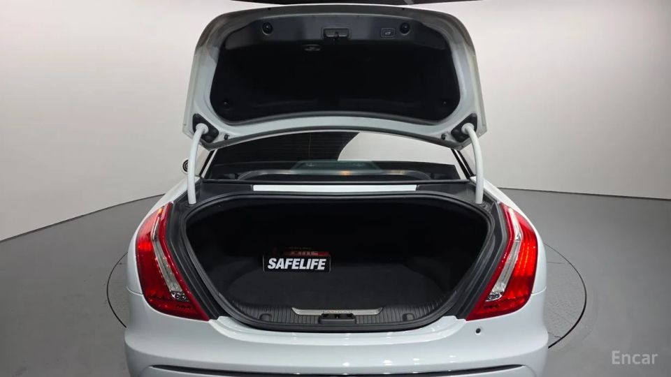 Jaguar XJ