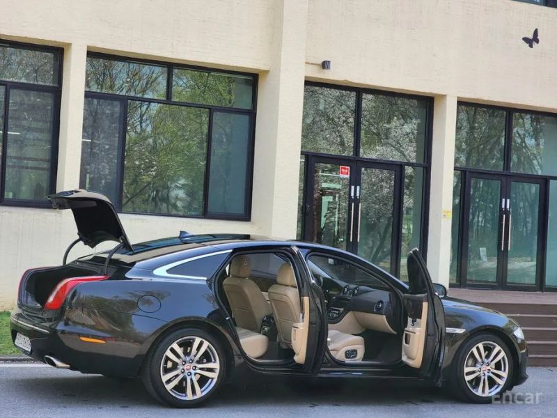 Jaguar XJ