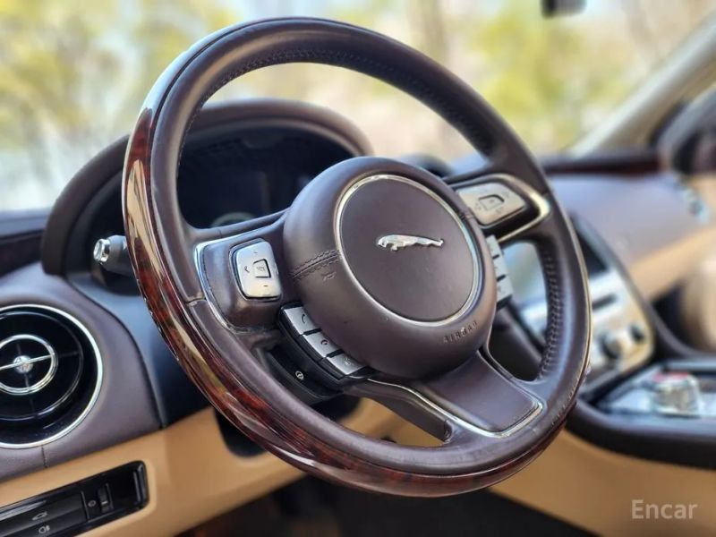 Jaguar XJ