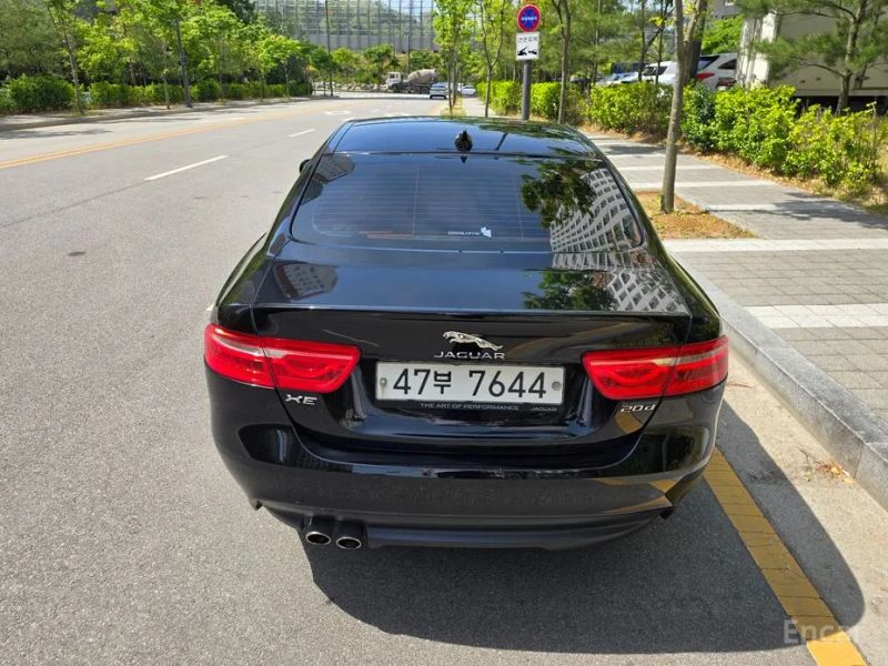 Jaguar XE