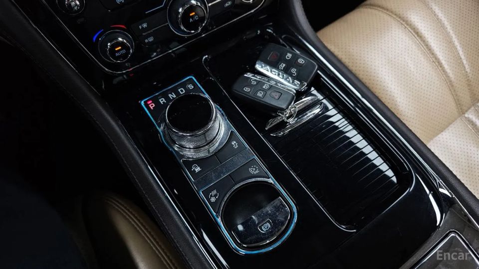 Jaguar XJ