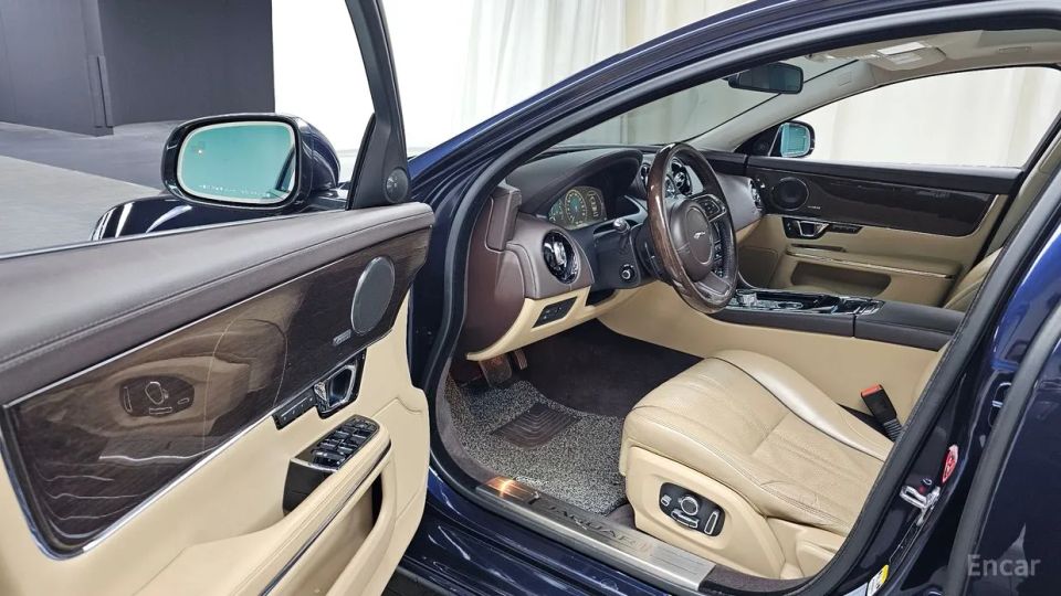 Jaguar XJ