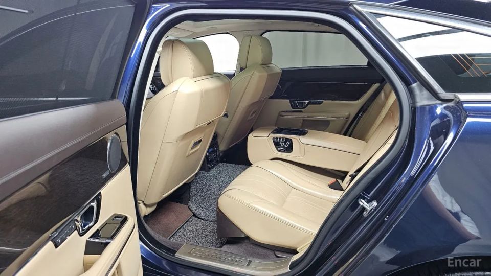 Jaguar XJ