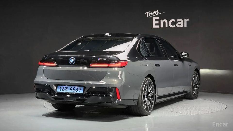 BMW i7