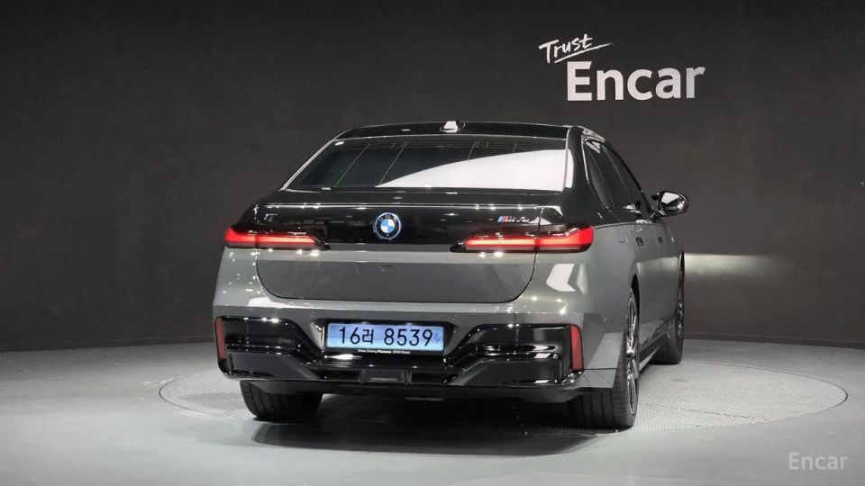 BMW i7