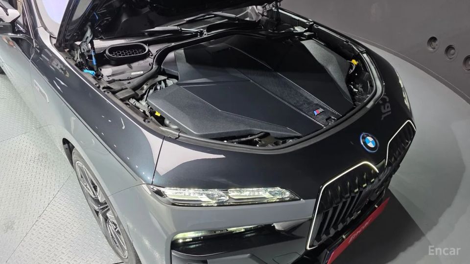 BMW i7