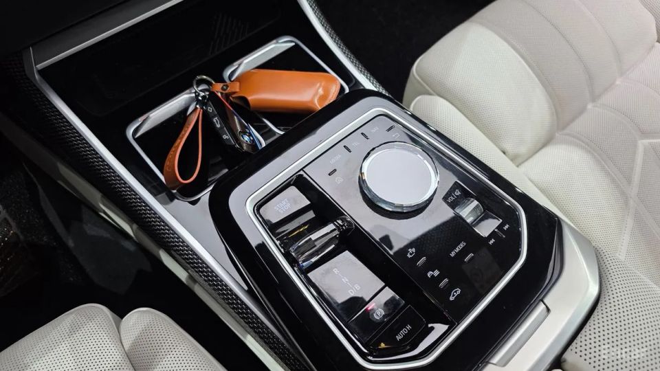 BMW i7