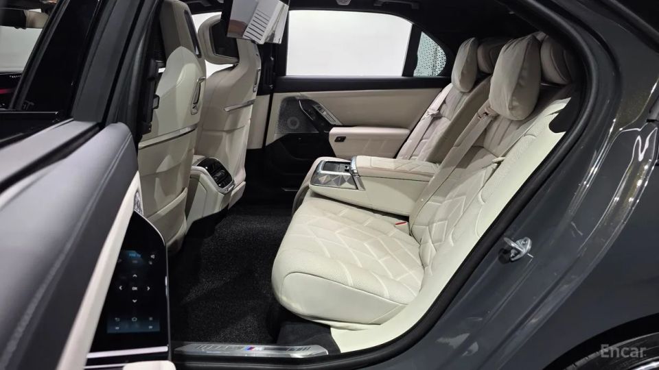 BMW i7