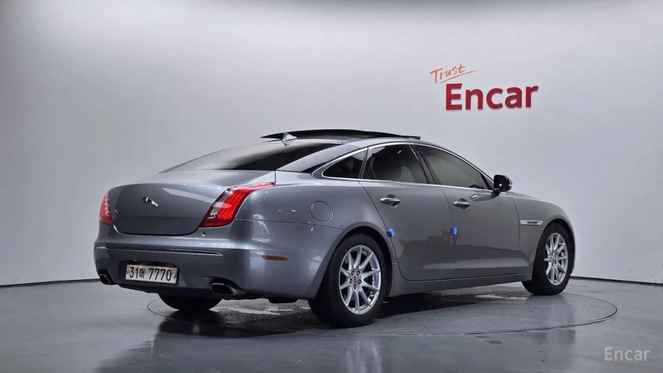 Jaguar XJ