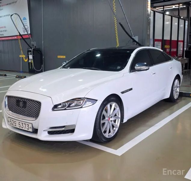 Jaguar XJ
