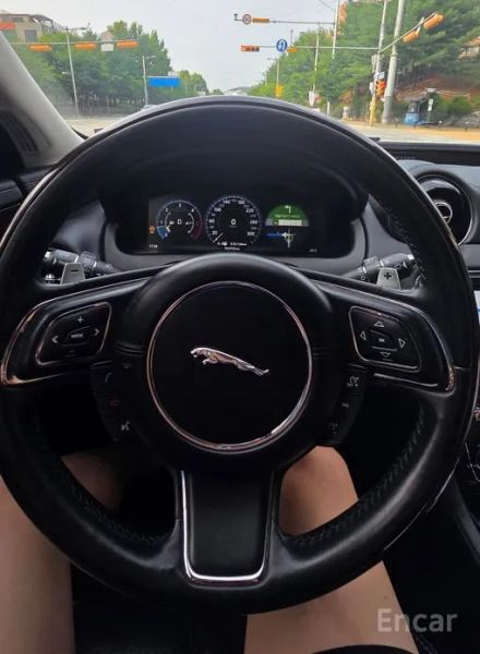 Jaguar XJ