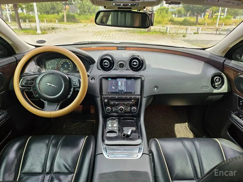 Jaguar XJ